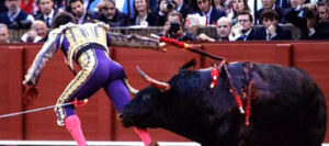 Momento de la cogida de Julián, ayer en Pamplona. (Foto: M. Berho)