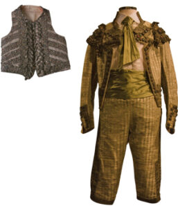 TRAJE DE TOREAR Y CHALECO COLOR MARFIL.- Primer tercio del siglo XIX - Anónimo - Tafetán de seda. Lino. Bordado con tisú de hilos de plata y pedrería - Chaquetilla: 54 / 59 x 62,cm. Taleguilla: 51 x 63 cm. Chaleco: 41 x 50 cm