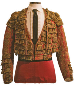 Ca. 1895 - Anónimo - Seda. Algodón. Bordado con hilos metálicos y cristales - Chaquetilla: 46 / 60 x 86 cm. Chaleco: 48 x 51 cm.