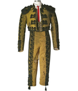 1992 - Anónimo - Raso. Punto. Bordado con cordones, piedras y cristales - Chaquetilla: 49 / 70 x 97,5 cm. Taleguilla: 107 x 92 cm. Chaleco: 39,5 x 51 cm