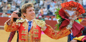 Román, feliz con el trofeo conquistado. Fotos: RULLOT