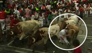 Momento de la cogida del mozo corneado en el torax.