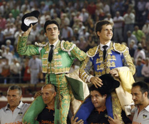 Perera y El Juli, a hombros. (Foto: Almero)