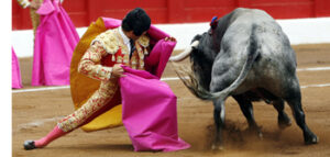 Ferrera, dejando a su primer victorino en suerte. Fotos: ARJONA