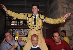 Daniel Luque abre la Puerta Grande en Pontevedra. (Foto: Antonio Castro)