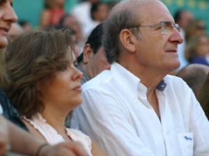 El alcalde de Huelva, Pedro Rodríguez, junto a Soraya Sáenz de Santamaría, portavoz del Partido Popular en el Congreso, ayer en el coso de La Merced.