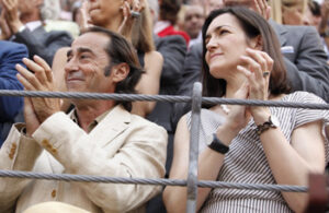 Esplá junto a la ministra en una barrera de Las Ventas. (Foto: José Ramón Lozano.)