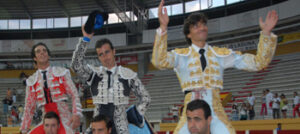 Morenito, El Fandi y Curro Díaz, a hombros en Íscar. Foto: José Salvador