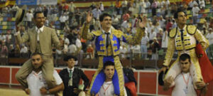 Bolívar, a hombros con Jesulín y el mayoral. (Foto: Carlos Pardellas)