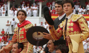 Los dos novilleros y el mayoral de El Pilar, a hombros. (Foto: Berho)