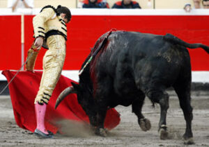 Luque se lució al natural en el sexto. (Foto: Arjona)