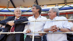 Iñaki Azkuna, alcalde de Bilbao, Iñigo de la Serna, de Santander, Juan Carlos Aparicio, de Burgos, en la pasada feria de Santander. (Foto: Arjona)