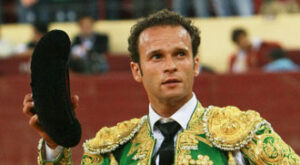 Ferrera aguantó en el ruedo con la cornada hasta que rodó el toro. (Foto: Javier Bobadilla)