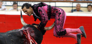 Momento de la cornada de Fandiño. (Foto: Arjona)