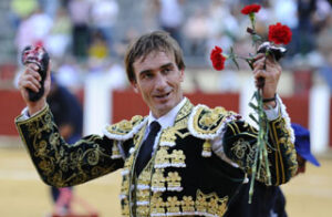 Manolo Sánchez feliz con el doble trofeo. (Foto: José Salvador)