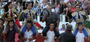 La terna junto al mayoral, a hombros. (Foto: Mauricio Berho)