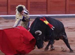 El Juli, alargando la poderosa embestida del toro. (Foto: Carlos Perelétegui)