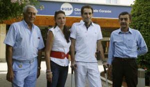 Mariscal, junto a su mujer y los doctores Vila y Mulet. (Foto: Almero)