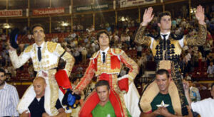 Los tres toreros salieron a hombros. (Foto: www.plazatorosmurcia.com)