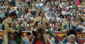 Paquirri, Ponce y Marín, en volandas. Foto: José Enrique Martínez