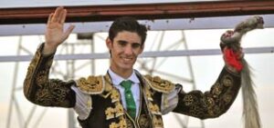 El novillero segoviano, con los máximos trofeos en la mano, abrió la única puerta grande del certamen de Villaseca. (Foto: Enrique de la Rosa)