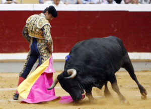 El Fandi realizó una completa y variada labor con su primero, al que a punto estuvo de cortar la segunda oreja. (Foto: Arjona)