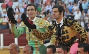 El Cid y Morante, dos sevillanos a hombros en una tarde feliz. (Foto: Carmen Moya)