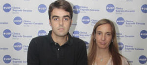 El banderillero junto a su esposa a la salida del hospital.