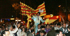 Apoteósica salida a hombros de Serafín Marín por las calles de la Ciudad Condal. (Foto: Faricle)