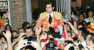 Morante salió a hombros por las calles de Barcelona. (Foto: Álava)