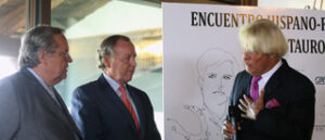 El embajador de Francia en España Bruno Delaye agradece el galardón a Álvarez del Manzano, presidente de la Fundación y al padre de El Juli. (Foto: Miguel López)