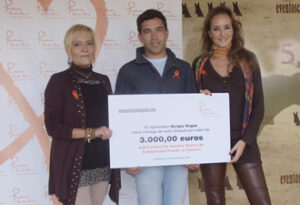 Sergio Vegas, junto a la modelo y presentadora Sandra Ibarra y la delegada en Valladolid de la Fundación Sandra Ibarra de Solidaridad Frente al Cáncer, Yoli Vielba. (Foto: Santos Lorenzo)