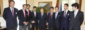 El ministro del Interior, Alfredo Pérez Rubalcaba, junto a los toreros y Carlos Núñez. (Foto: El Mundo)