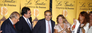 JORNADA DE EMOCIONES.- José Ramón Estévez -en la imagen junto a su esposa, el matrimonio Gallardo y Fermín Bohórquez- pronunció un emotivo discurso para glosar la figura del ganadero.