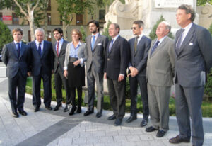 Los representantes del PP junto al grupo de toreros, a la entrada del Senado.