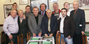 Los críticos catalanes, en la reunión en la que fallaron los premios.