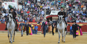 Momento del paseíllo con los tres matadores. Fotos: RULLOT