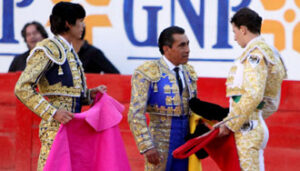 Momento de la devolución de trastos del toricantano Saldívar. (Foto: Manolo Briones)