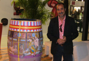 Esplá junto a la barrica que él mismo ha pintado.