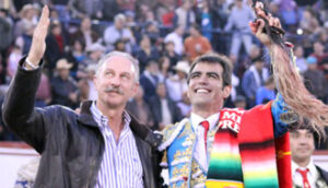 Arturo Macías, junto al ganadero de Montecristo. (Foto: Emilio Méndez)