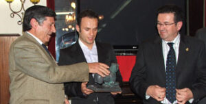 Momento de la entrega del galardón a Ferrera.