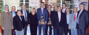 Serafín recogió el trofeo.
