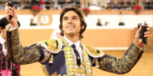 Castella le cortó las dos orejas al quinto. (Foto: Emilio Méndez/suertematador.com)