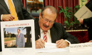 Silvestre, firmando libros. (Foto: Álava)