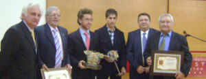 Leonardo y Rafael Cerro, con representantes de la peña Luis Reina.
