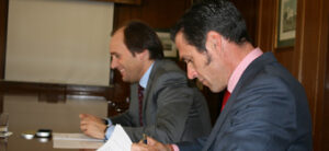 Joselito, rubricando el acuerdo.