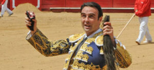 Ponce con los máximos trofeos de su primer toro. (Foto: Olga Holguín)