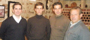 El novillero junto a sus nuevos apoderados.