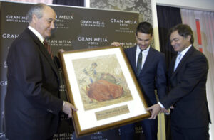 Manzanares recibe el galardón de manos del empresario Ramón Valencia, Presidente de Honor del Jurado del Premio, y Ramón Vidal, Director del Gran Meliá Colón.