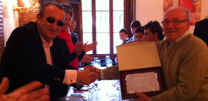 Milián recogiendo la placa de manos de Fabra.